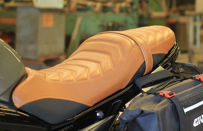 Jok cokelat dengan jahitan klasik