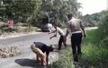 Patut Ditiru...Viral Dua Orang Polisi Tambal Jalan Berlubang, Kasihan Kalau Pemudik Kena Musibah