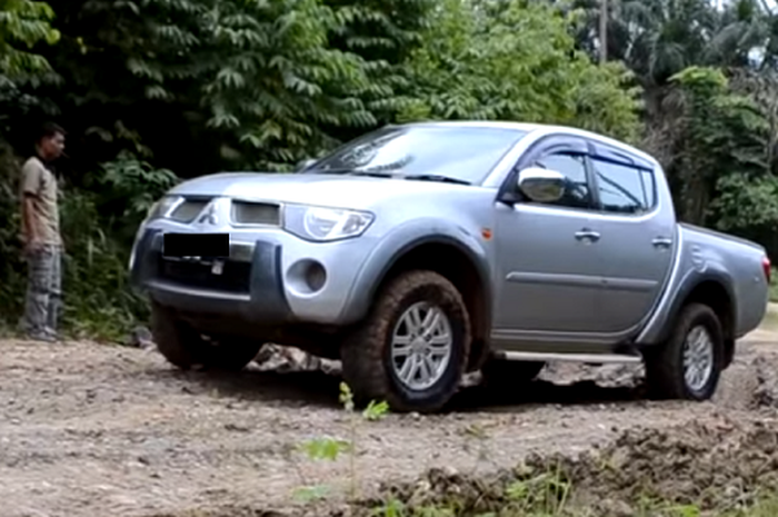 Mitsubishi Triton kesulitan melintasi lumpur