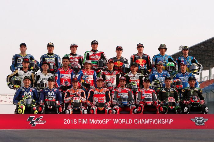 Pembalap MotoGP 2018, di barisan depan (duduk) dari kiri ke kanan: Valentino Rossi, Maverick Vinales, Dani Pedrosa, Marc Marquez, Andrea Dovizioso, Jorge Lorenzo, Johann Zarco, Hafizh Syahrin