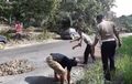 Salut! Dua Polisi Lalu Lintas Berseragam Sukarela Cangkul Tanah dan Tambal Jalan Berlubang, Videonya Viral