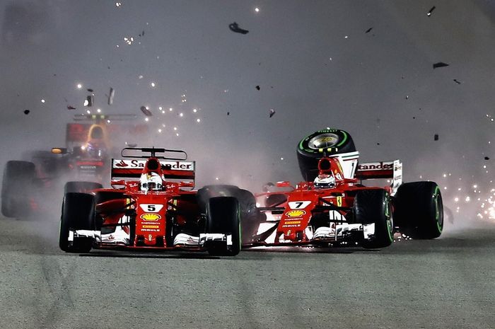 Start dari posisi terdepan di GP F1 Singapura, Sebastian Vettel (kiri) merusak peluangnya untuk menang dan terlibat tabrakan dengan rekan setimnya Kimi Raikkonen