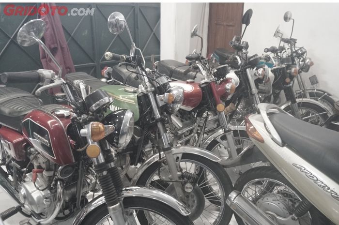 Koleksi motor di Marwan Motor, showroom ini memang khusus motor jadul dan langka, ada Nouvo nyempil dikit tuh