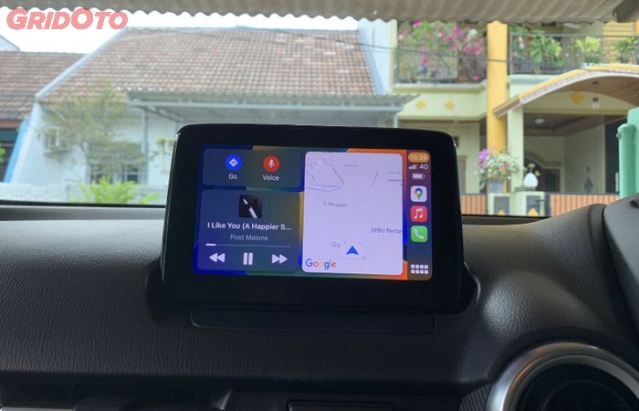 Apple CarPlay Mazda2 Sedan dapat menampilkan navigasi dan pemutad musik sekaligus.