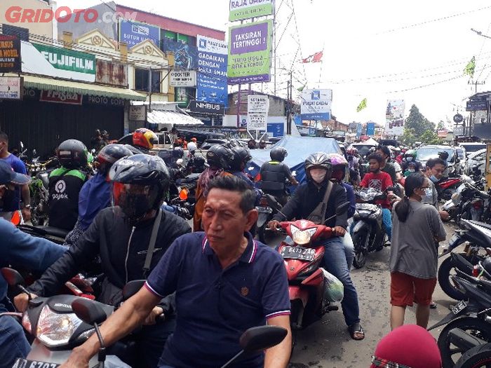 Kemacetan di Jl. K.H Hasyim Ashari, Tangerang akibat banjir dan banyaknya kendaraan warga yang diparkir di bahu jalan.