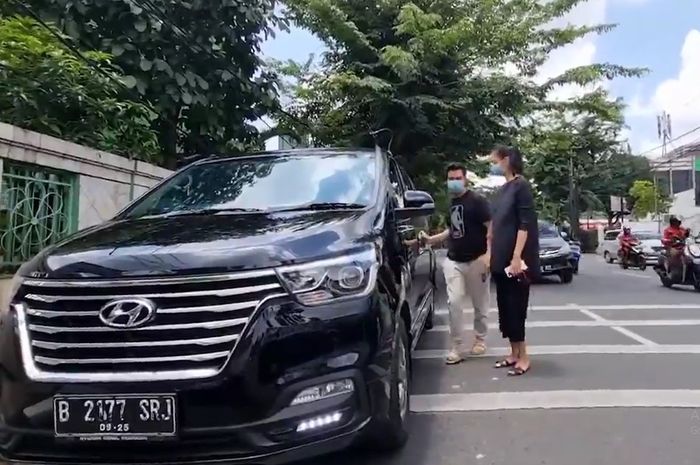 Baim Wong dan Paula saat turun dari Hyundai H1 untuk meminta maaf ke Polsek Kebayoran Lama.