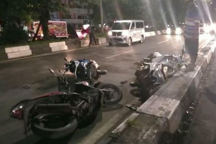 Motor bergelimpangan di jalanan akibat tawuran antara pendukung klub bola di Makassar