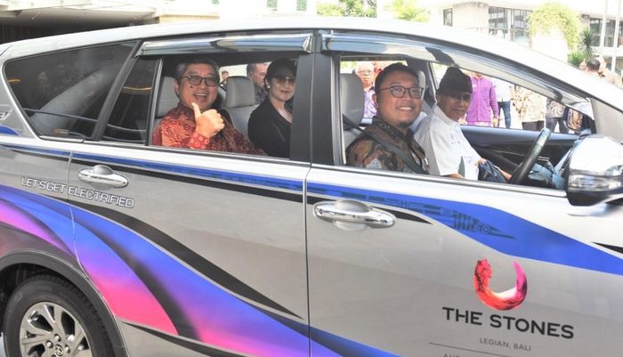 Innova BEV diuji coba jadi layanan antar jemput tamu di The Stones Hotel, Bali.