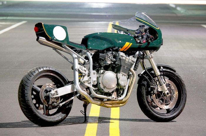 Suzuki Bandit 750 caf&eacute; racer dengan body kit bikinan Moto8ight