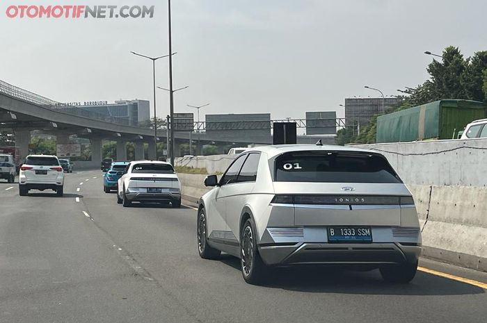 Hyundai Ioniq 5 melaju di jalan tol