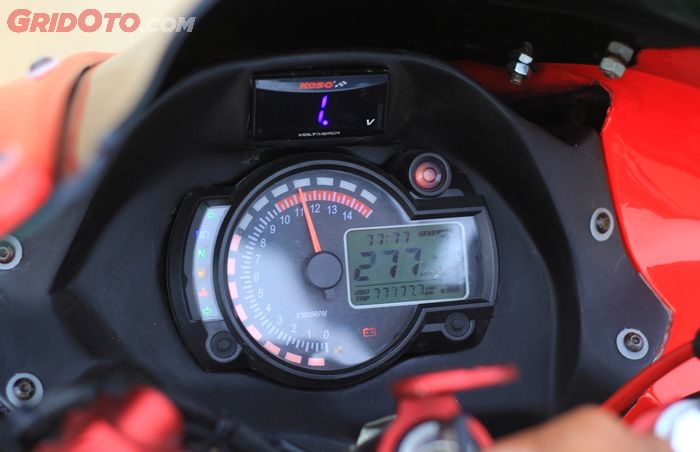 Spidometer tertata rapi dengan dudukan baru bersanding dengan voltmeter