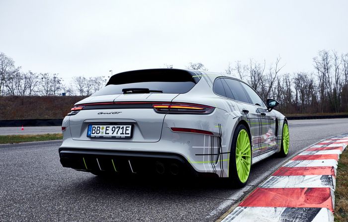 Buritan Porsche Panamera Turbo S E-Hybrid garapan TechArt