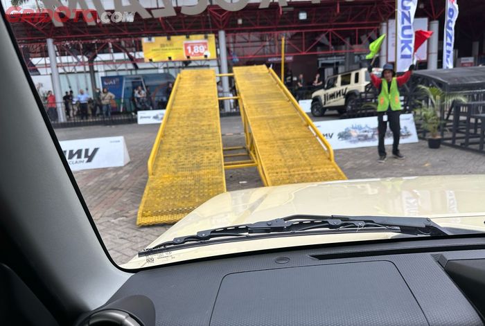 Simulasi jungkat jungkit di area Jimy Adventure Experience 