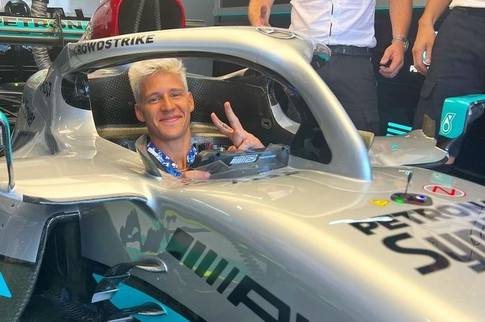 Fabio Quartararo terlihat duduk di kabin F1 Mercedes