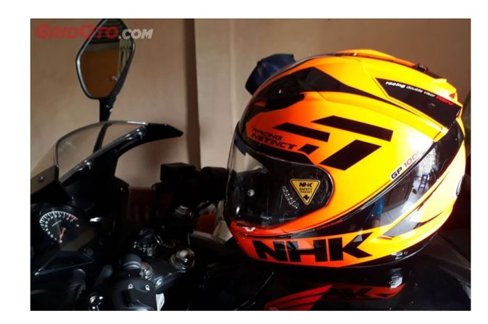 Meletakakan helm di atas tangki ternyata punya efek negatif