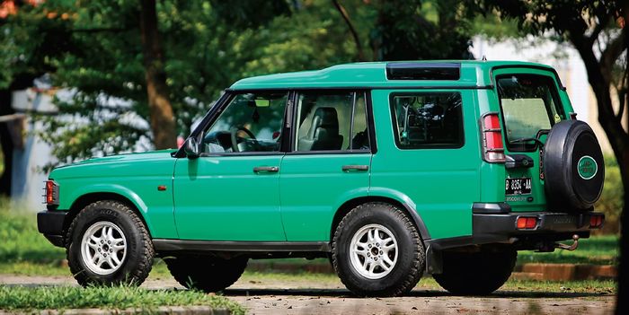 Bagian samping Land Rover Discovery 2