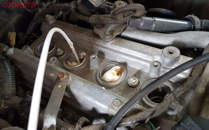 Membersihkan ruang bakar mesin mobil dengan metode carbon clean.