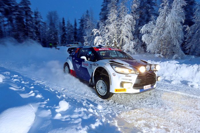 Valtteri Bottas menunjukkan keahliannya di balik kemudi mobil reli Citroen DS3 pada Arctic Lapland Rally 2020