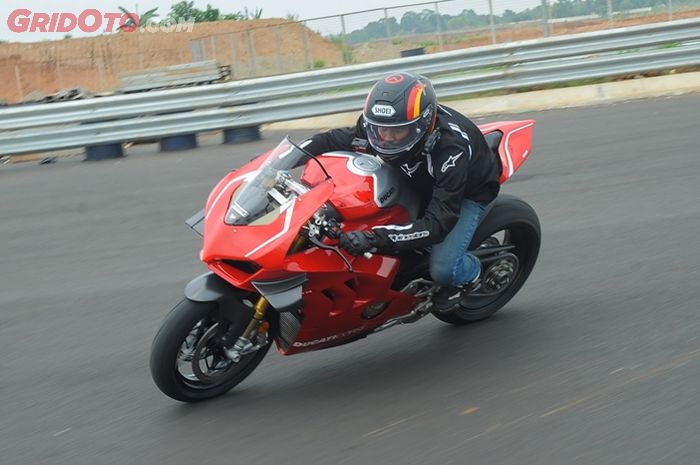Impresinya saat jalan Panigale V4 R ini terasa ringan, seakan bawa motor sport 250 cc tapi tenaganya dahsyat