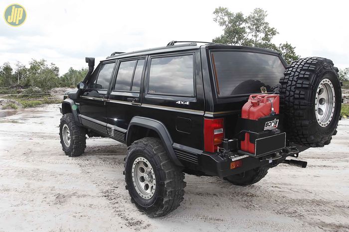 Dipasangi ban Simex Jungle Trekker 33x11,5R15 dan pelek MIckey Thompson bikin Jeep Cherokee ini makin gahar.