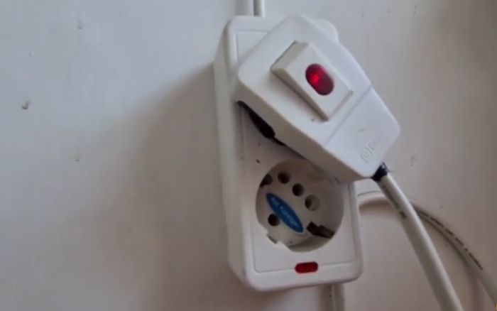 Ilustrasi stop kontak listrik bercabang
