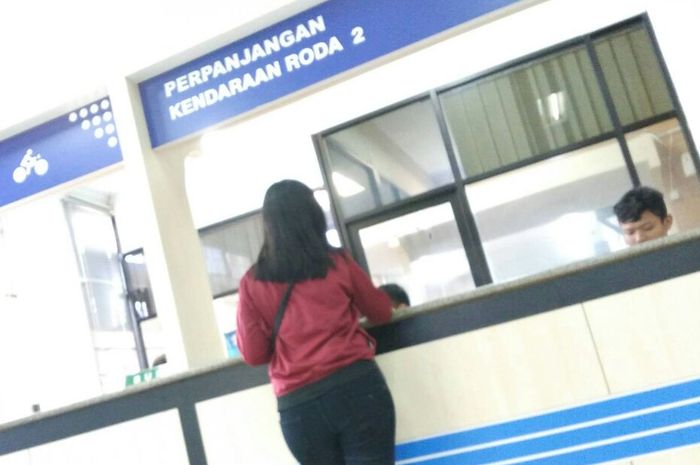 Ilustrasi bayar pajak kendaraan 