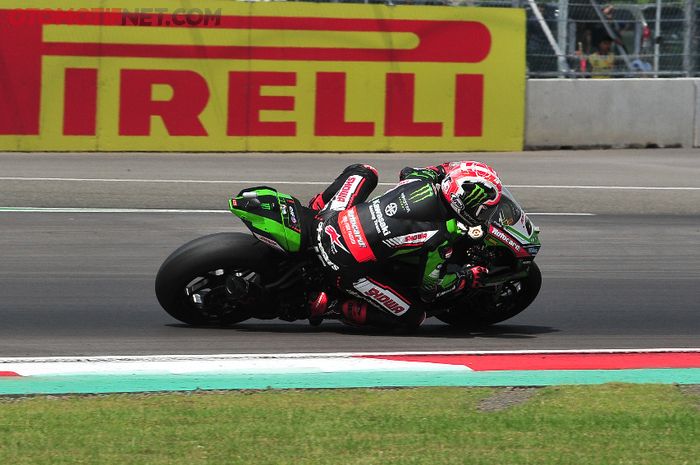 Aksi Jonathan Rea (Kawasaki Racing Team WorldSBK) Juara Dunia 6 kali.