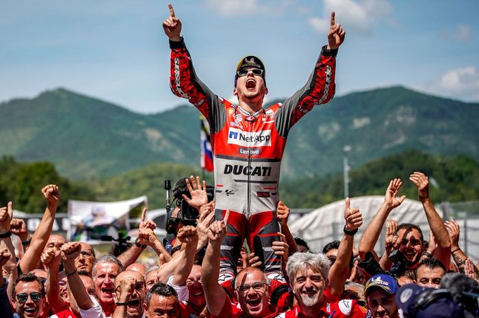 Jorge Lorenzo bersorak bersama tim Ducati