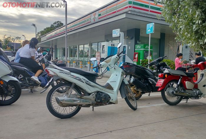 Mudah sekali menemukan Honda Wave di wilayah Thailand
