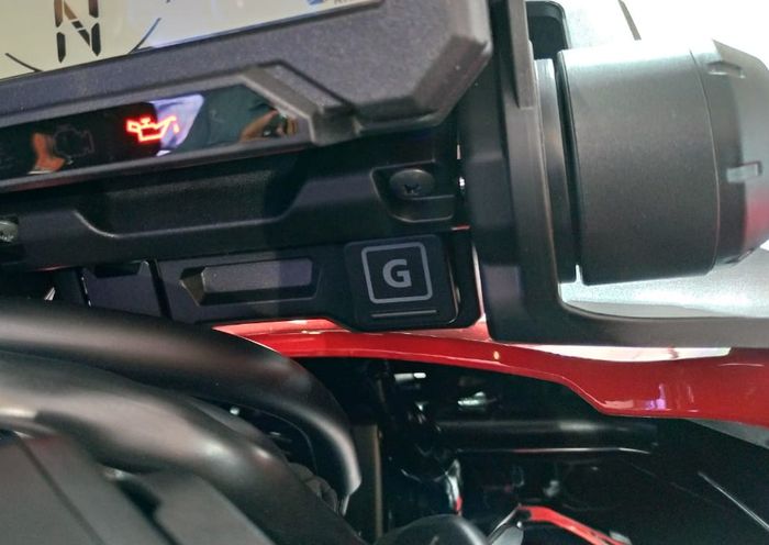 Tombol G-Switch Honda X-ADV di bawah spidometer