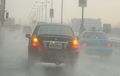 Ternyata Begini Bahaya Menyalakan Lampu Hazard Saat Hujan Deras, Simak