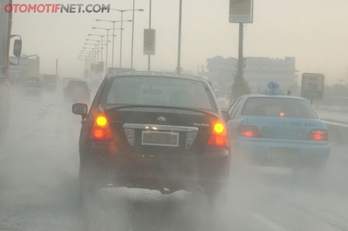 Ilustrasi menyalakan lampu hazard saat melakukan pengereman mendadak di tol