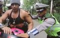 Biker Arogan Berbadan Kekar Ngaku Kebal, Dicium Bola Langsung Pingsan