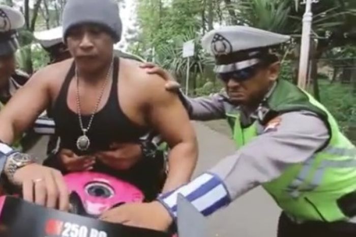 Pengendara motor tipe sport kekar berotot coba menerobos razia polisi