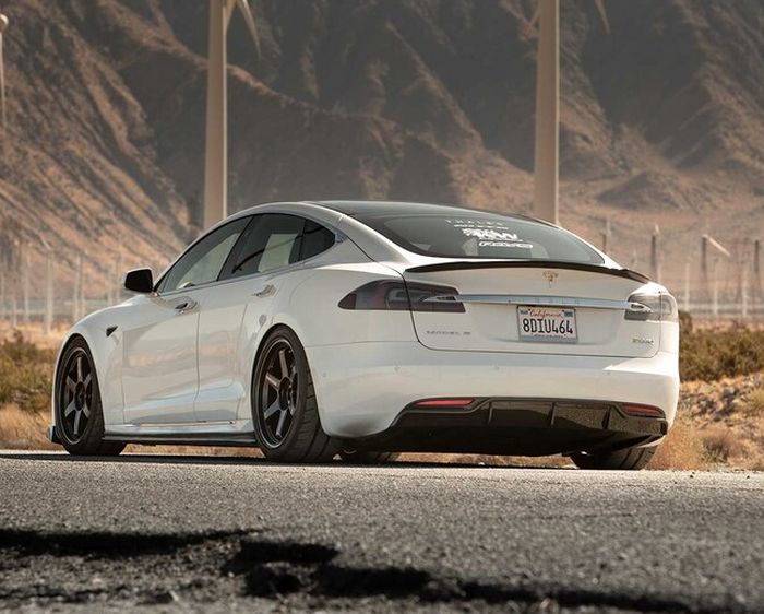 Modifikasi Tesla Model S beraura JDM dihias body kit karbon yang minimalis
