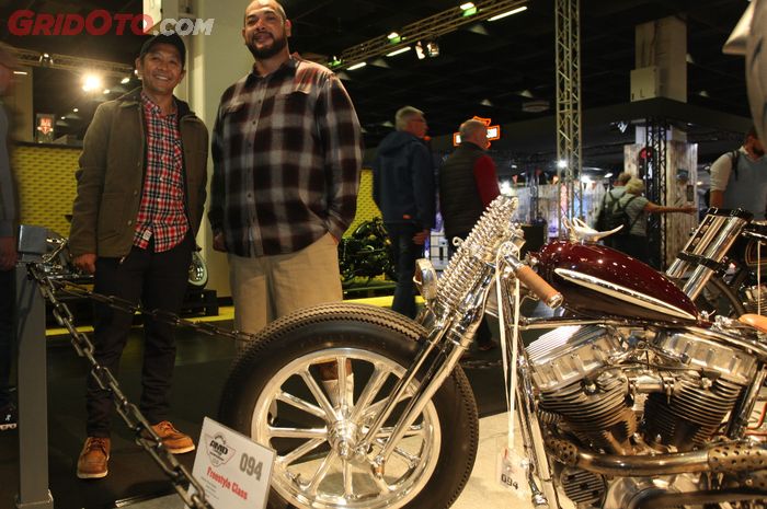 Veroland bersama pemilik motor Harley-Davidsonnya di AMD 2018 Jerman