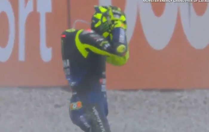 Valentino Rossi crash di tikungan kedua 