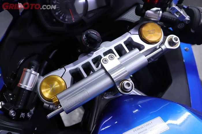 Steering damper aftermarket terpasang di Kawasaki ZX-25R