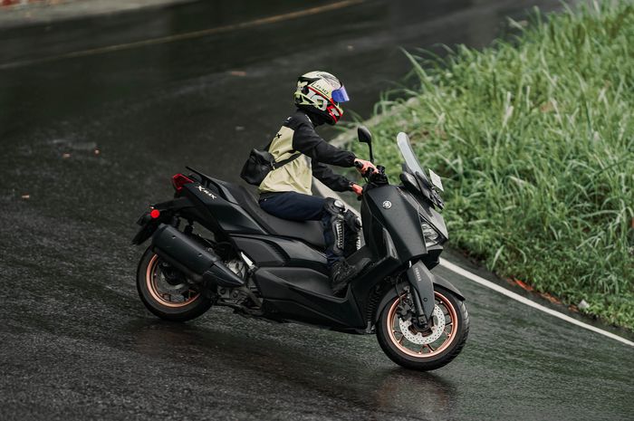 Ilustrasi Yamaha XMAX saat menelusuri jalan menurun