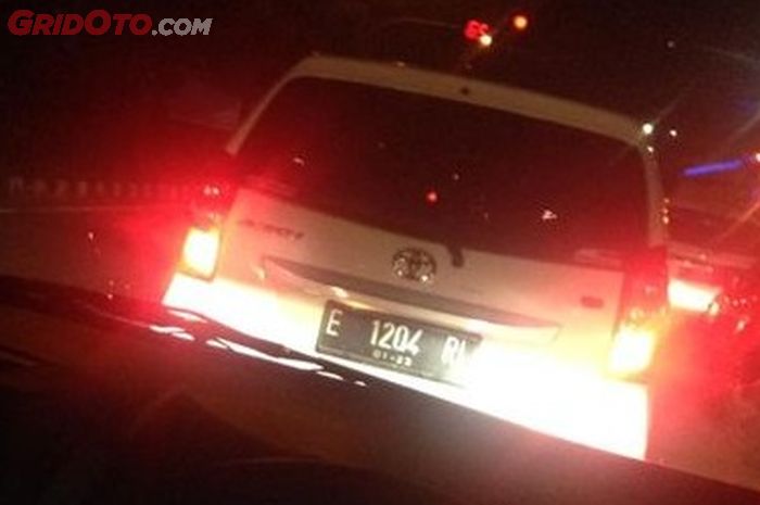 Lampu rem mobil berwarna merah