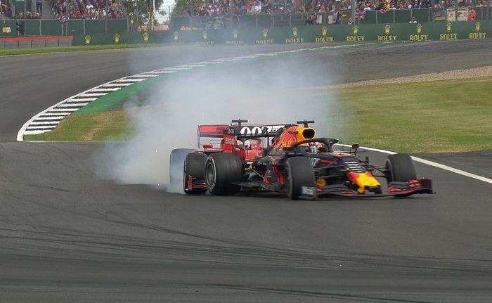 Pada lap ke-37 F1 Inggris 2019, Max Verstappen berhasil menyalip Sebastian Vettel (Ferrari)