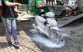 Cuci Steam Penyebab Jok Motor Cepat Keras, Mitos atau Fakta?