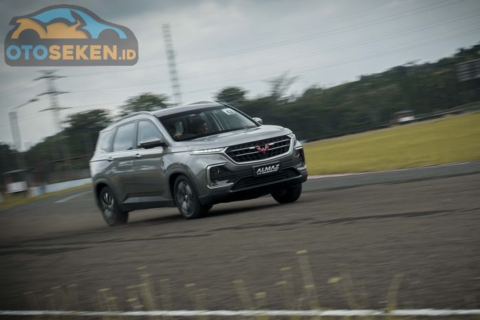 First Drive Wuling Almaz