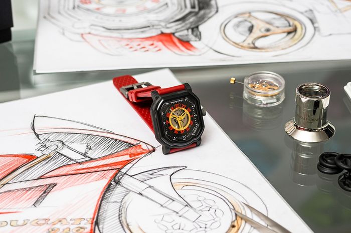 Ducati bekerja sama dengan Gerald Charles mengadirkan jam untuk menghormati Ducati 916