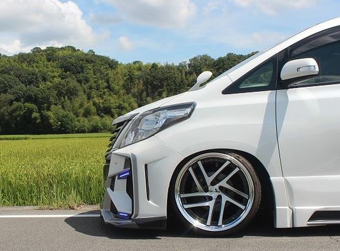 Modifikasi Toyota Alphard lawas ditopang airsus dan pelek kece ukuran 20 inci
