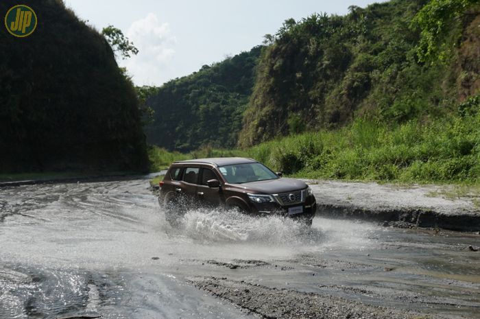 Nissan Terra saat menyusuri sungai di Filipina