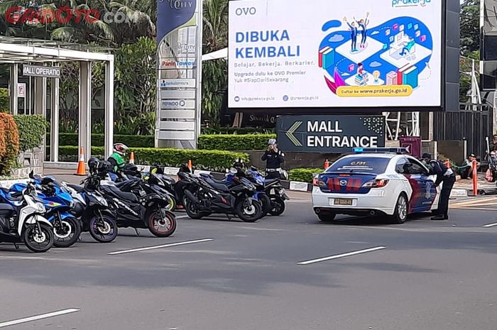 Ilustrasi polisi membubarkan sunmori rombongan motor