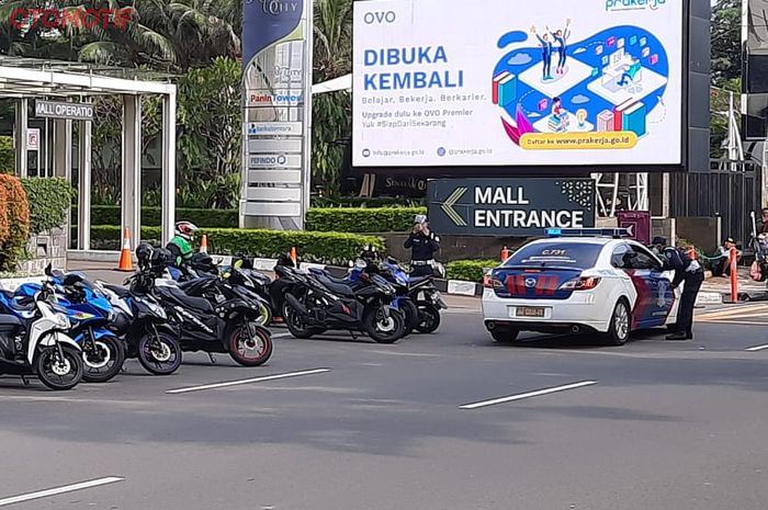 Polisi membubarkan sunmori di Senayan City, pada Minggu (28/2/2021)