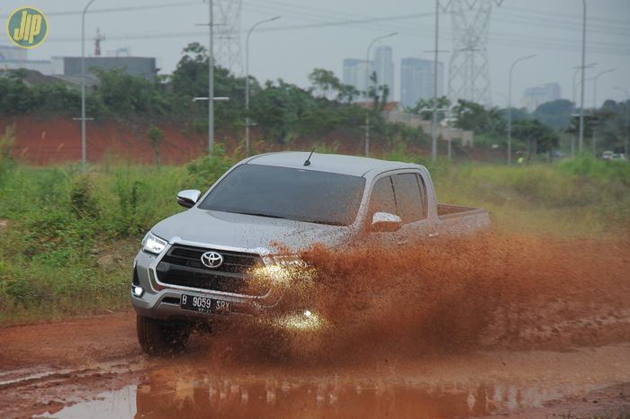 Toyota New Hilux 2.4 V 4x4 A/T tampil cukup gagah
