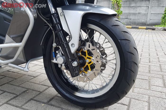 Honda ADV150 yang sudah dipasang double disc brake depan